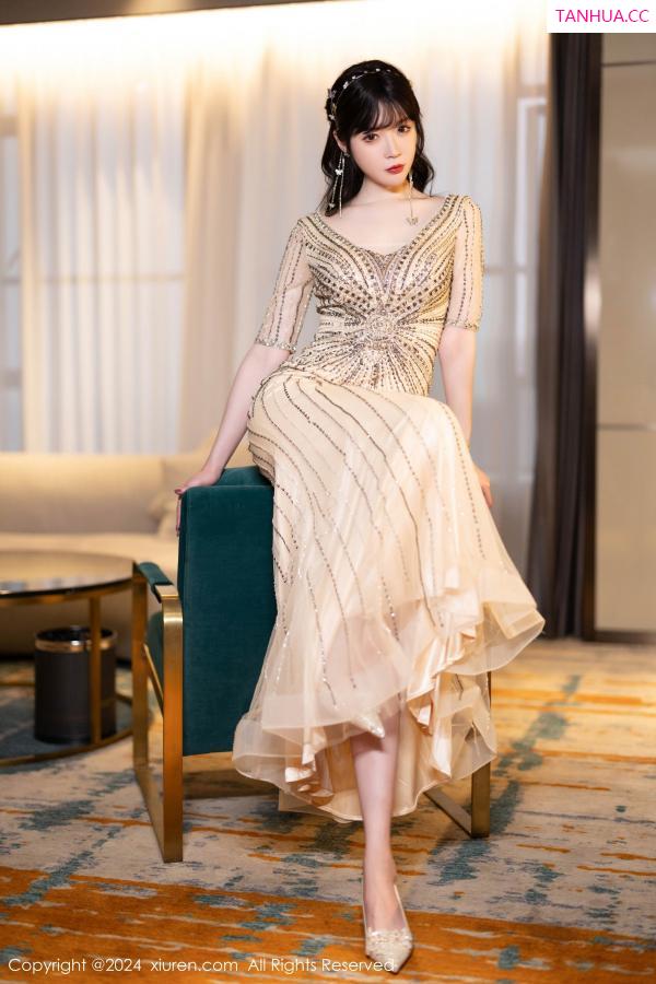 梦心玥  [XiuRen]高清写真图 2024.01.24 No.8014 梦心玥 长裙美腿第12张图片